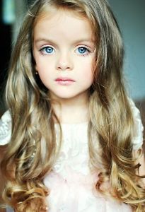 русская девочка с голубыми глазами